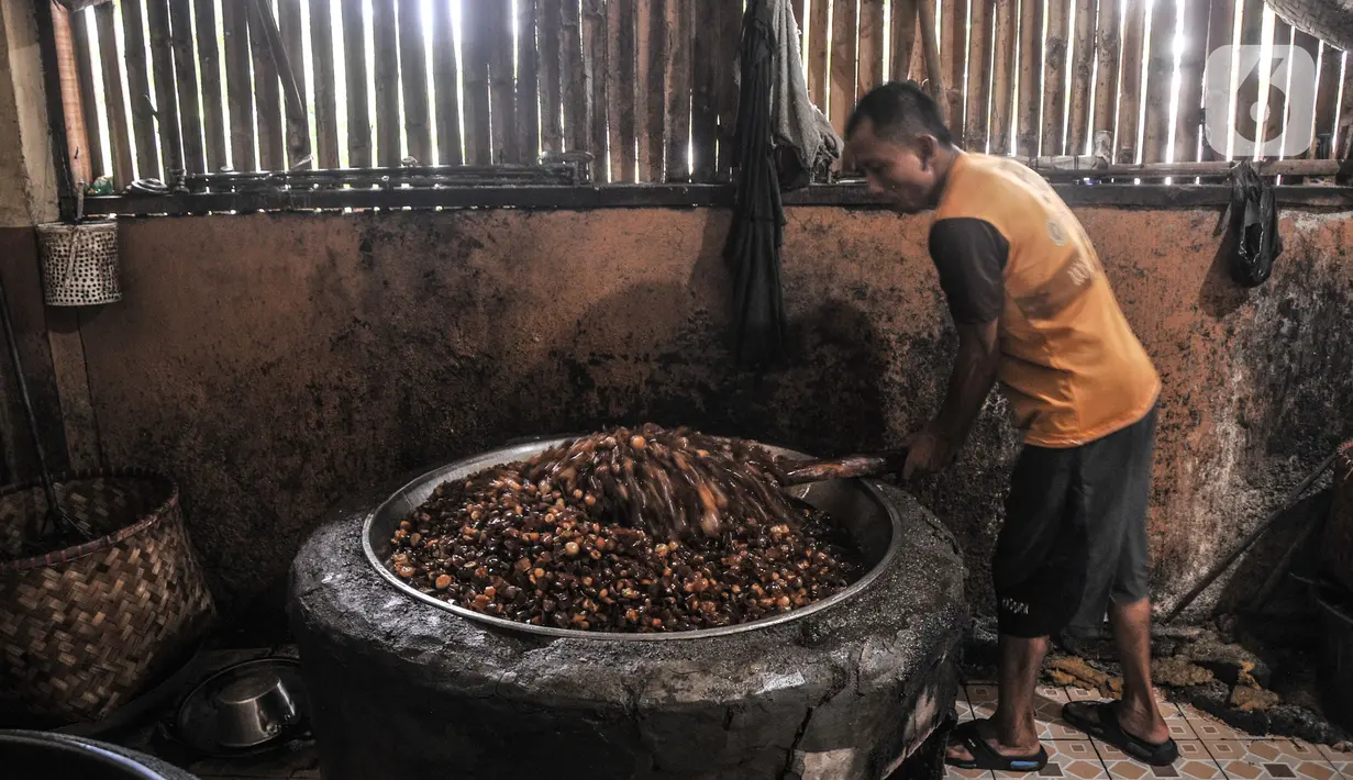 Pekerja menggoreng kerupuk kulit yang telah dijemur di industri rumahan kawasan Bogor, Minggu (26/9/2021). Pelaku usaha kerupuk kulit mengaku permintaan kerupuk kulit mengalami penurunan hingga 50 persen akibat Pemberlakuan Pembatasan Kegiatan Masyarakat (PPKM). (merdeka.com/Iqbal S Nugroho)