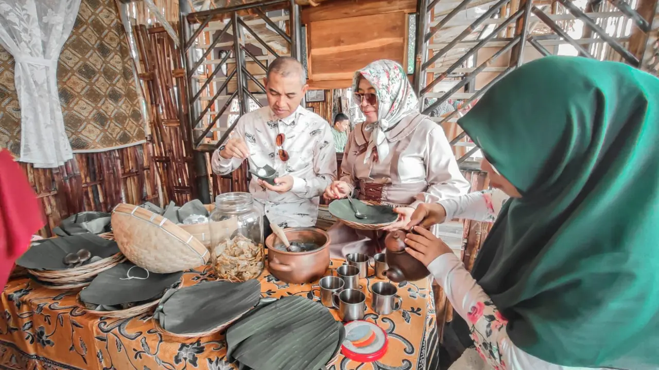 Aneka jajanan tradisional ada di event Loemadjang Mbiyen (Istimewa)