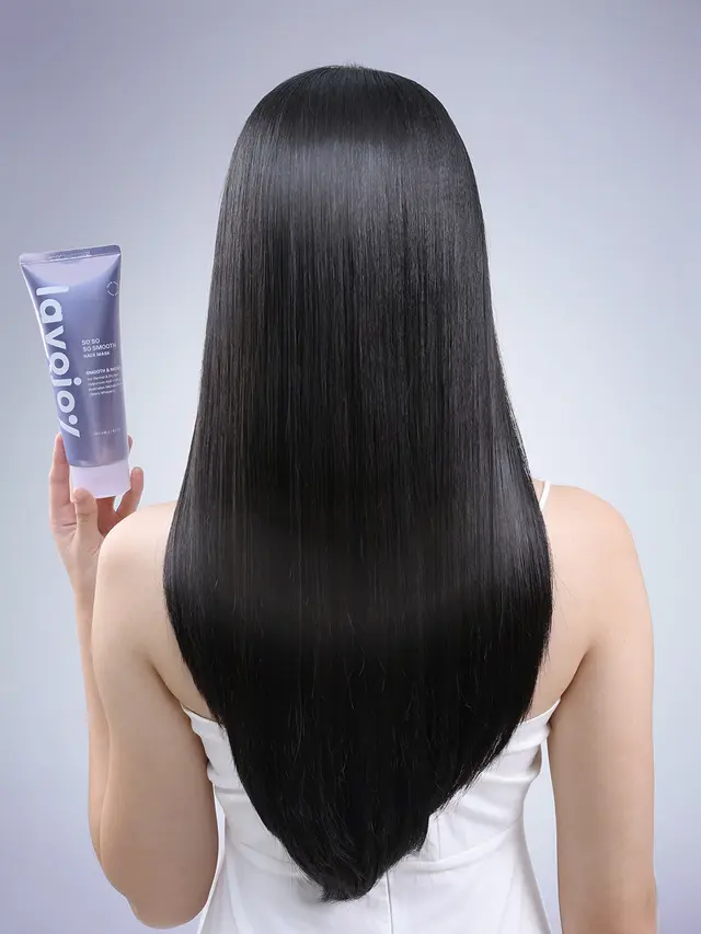 Seorang model dengan rambut hitam panjang tampak sedang memegang produk lavojoy dengan menghadap ke belakang (Foto Dok: lavojoy Indonesia)