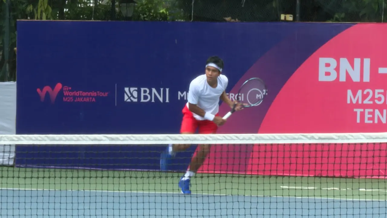 Petenis tunggal putra Indonesia Muhamad Rifqi Fitriadi masih terus melaju di turnamen BNI MedcoEnergi International M25K.