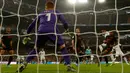 Pemain Real Madrid Casemiro (kedua kanan) mencetak gol ke gawang Sevilla pada pertandingan Liga Spanyol di Stadion Santiago Bernabeu, Madrid, Spanyol, Sabtu (18/1/2020). Menang 2-1, Real Madrid memuncaki klasemen sementara Liga Spanyol. (AP Photo/Manu Fernandez)