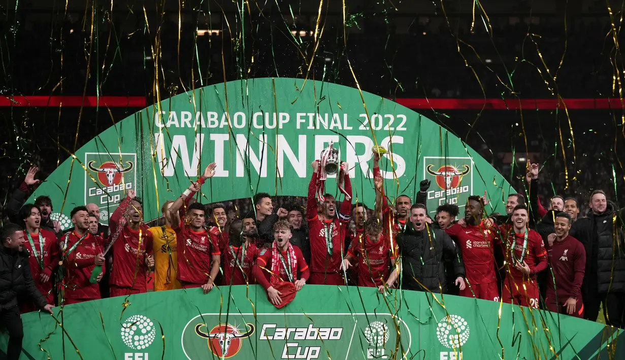 Pemain Liverpool merayakan dengan trofi piala Carabao Cup usai pertandingan Final Carabao Cup di Stadion Wembley, London, Senin (28/2/2022). Liverpool memenangkan adu penalti 11-10 setelah pertandingan berakhir imbang 0-0. (AP Photo/Alastair Grant)