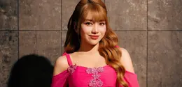 Dalam salah satu penampilannya, Ghea mengenakan gaun hot pink rancangan Renzi Lazuardi yang langsung mencuri fokus.