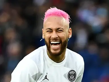 Pemain Paris Saint-Germain Neymar bercanda jelang laga menghadapi Montpellier Herault SC pada pertandingan L1 Prancis di Stadion Parc des Princes, Paris, 1 Februari 2020. (Photo by FRANCK FIFE/AFP)