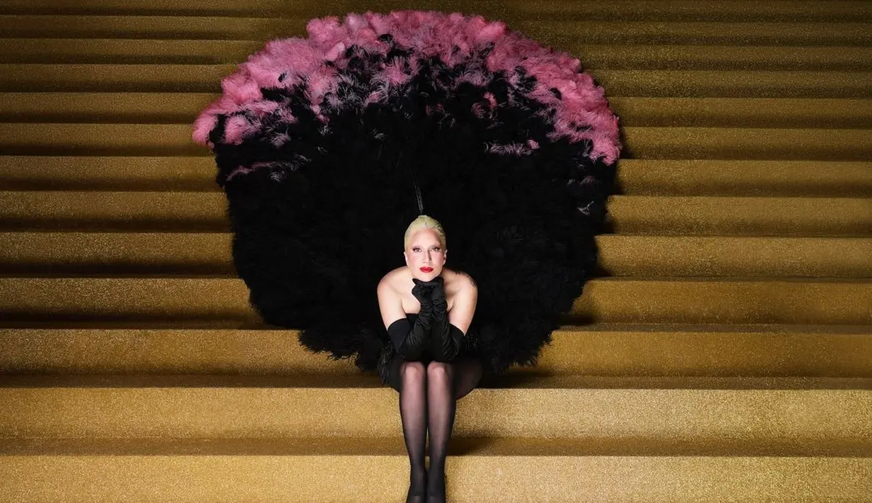 Hadir mengisi acara, Lady Gaga yang tampil grande ala kabaret di tepi Sungai Seine. Lady Gaga mengenakan jaket bulu hitam dari Dior Haute Couture.  Penampilan Lady Gaga terlihat begitu meriah dengan rok hitam dan merah muda yang disulam dengan bulu-bulu dan payet. Ia juga mengenakan hiasan kepala, sarung tangan, dan hak tinggi runcing dari Dior. [@ladygaga].