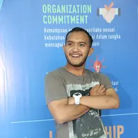 Caisar,  lelaki yang mulai terkenal karena jogedannya di salah satu stasiun televisi. Sudah semakin terkenal, bahkan kini Caisar menjadi orang sibuk yang mengisi berbagai acara di televisi. (Bambang E.Ros/Bintang.com)