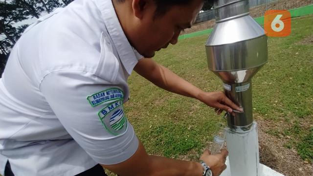 Salah satu pegawai Badan Meteorologi, Klimatologi, dan Geofisika Bone Bolango, Noval Arif saat melakukan pemantauan (Arfandi/Liputan6.com)