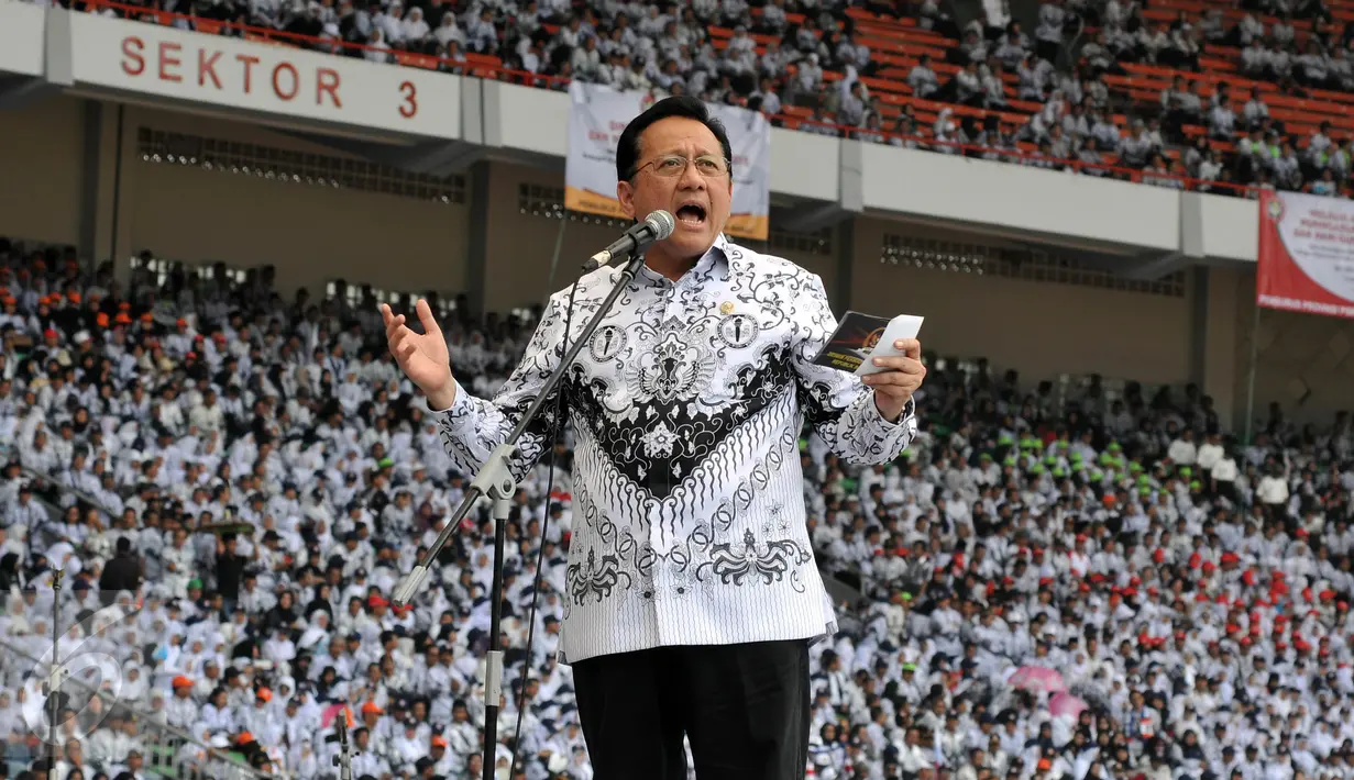 Ketua DPD, Irman Gusman memberikan sambutan saat menghadiri Hari Guru Nasional dan Puncak Acara Hut PGRI ke 70 di SUGBK, Jakarta, Minggu (13/12/2015). Pemerintah berjanji akan meningkatkan kesejahteraan guru. (Liputan6.com/Johan Tallo)