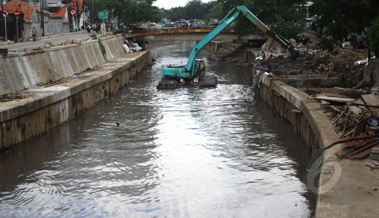 Untuk menjaga kondisi sungai tetap baik dan lancar, Pemprov DKI mengerahkan sebuah ekskavator untuk mengeruk lumpur di kali inspeksi Ciliwung, Jakarta, Selasa (3/3/2015).(Liputan6.com/Faizal Fanani)
