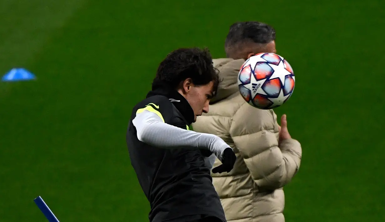 Pemain Atletico Madrid, Joao Felix, menyundul bola saat sesi latihan jelang laga Liga Champions di Stadion Wanda Metropolitano, Selasa (1/12/2020) wib. Atletico Madrid akan menghadapi Bayern Munchen. (AFP/Pierre-Philippe Marcou)