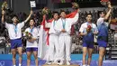 Pada Olimpiade Sydney tahun 2000, pasangan ganda putra, Tony Gunawan dan Chandra Wijaya (tengah) berhasil bawa medali emas untuk Indonesia. Mereka berhasil kandaskan Lee Dong Soo dan Yoo Yong Sung (kiri) pasangan dari Korea Selatan. (Foto: AFP/Robyn Beck)