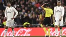 Bek Real Madrid, Raphael Varane (kiri) mencetak gol bunuh diri saat laga El Clasico menghadapi Barcelona pada laga leg kedua semifinal Copa del Rey 2018/2019 (28/2/2019). Gol bunuh diri tersebut terjadi pada menit ke-69 saat Real Madrid telah tertinggal 0-1. Hasil akhir, Real Madrid kalah 0-3 dari Barcelona. (AFP/Oscar Del pozo)