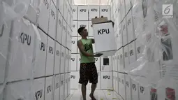 Pekerja menyusun kotak suara Pemilu 2019 di Gudang Logistik KPU Kota Bekasi, Rabu (20/12). Komisioner bidang logistik KPU Kota Bekasi masih kekurangan 1.100kotak suara untuk memenuhi kesiapan 6.720 TPS di Kota Bekasi. (Merdeka.com/Iqbal S. Nugroho)