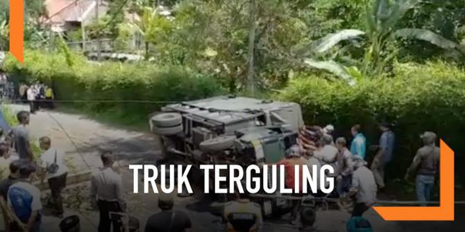 VIDEO: Truk Terguling, Puluhan Siswa Berhamburan di Jalan