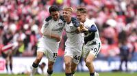 Trio Sunderland, Luke O'Nien, Tom Watson, dan Harrison Jones merayakan keberhasilan timnya setelah memenangi final play-off Sky Bet Championship melawan Sheffield United di Wembley Stadium, London, Sabtu (24/5/2025). Kemenangn ini memastikan Sunderland mengamankan tiket promosi ke Premier League 2025/2026. (Nick Potts/PA via AP)