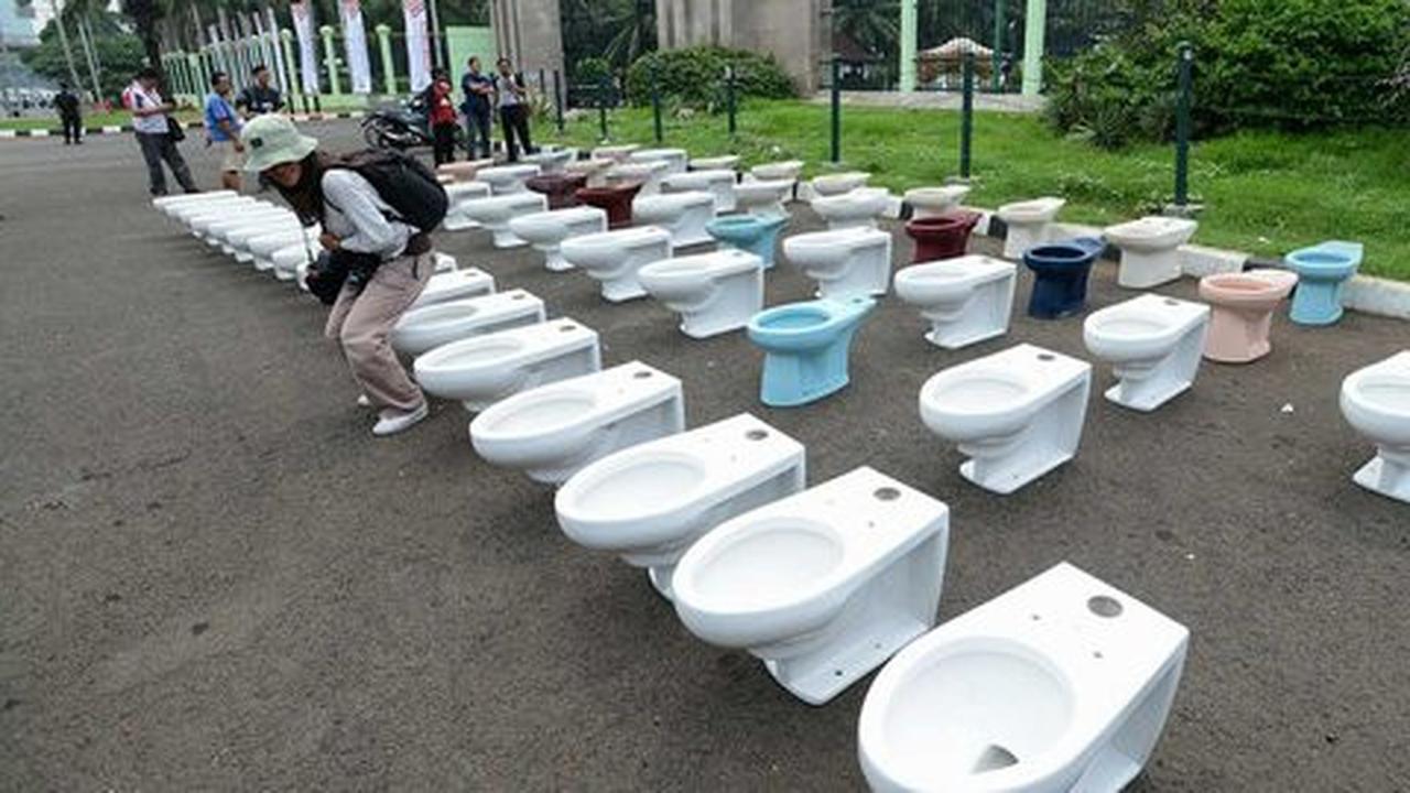 Aliansi Seniman Jakarta kirim puluhan jamban ke DPR