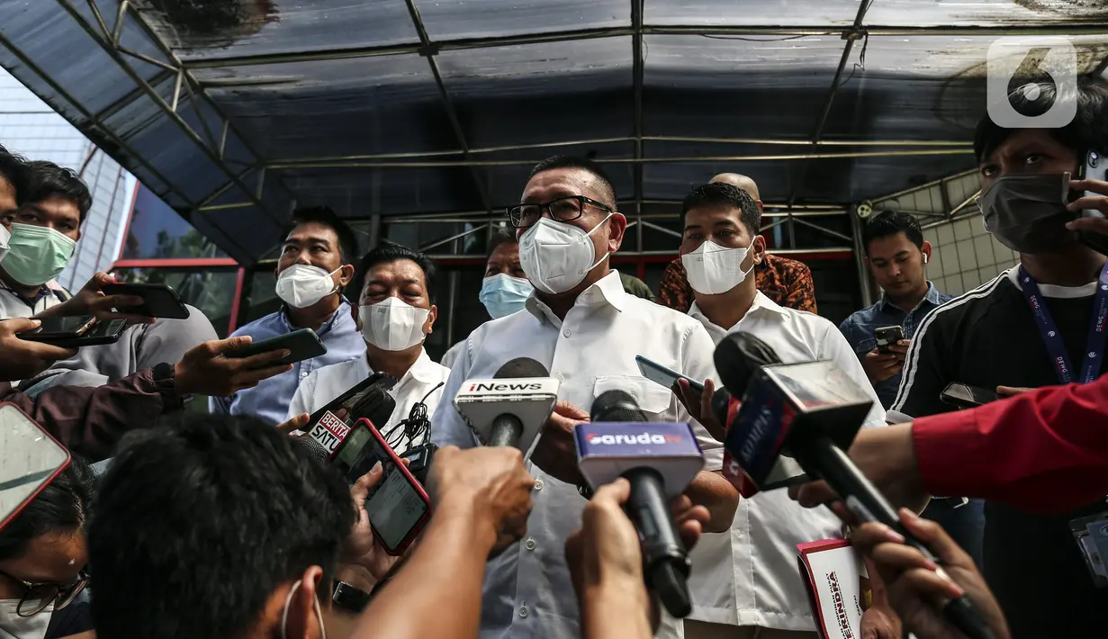 Wakil Ketua Mahkamah Partai DPP Gerindra Wihadi Wiyanto (tengah) bersama pimpinan majelis menyampaikan keterangan usai rapat pemecatan Mohamad Taufik sebagai kader Partai Gerindra di DPP Gerindra, Ragunan, Jakarta Selatan, Selasa (7/6/2022). Gerindra memecat Taufik karena dinilai menyalahi kesepakatan sidang pada Februari lalu, tidak loyal, dan kerap bermanuver di luar jalur kebijakan partai. (Liputan6.com/Johan Tallo)