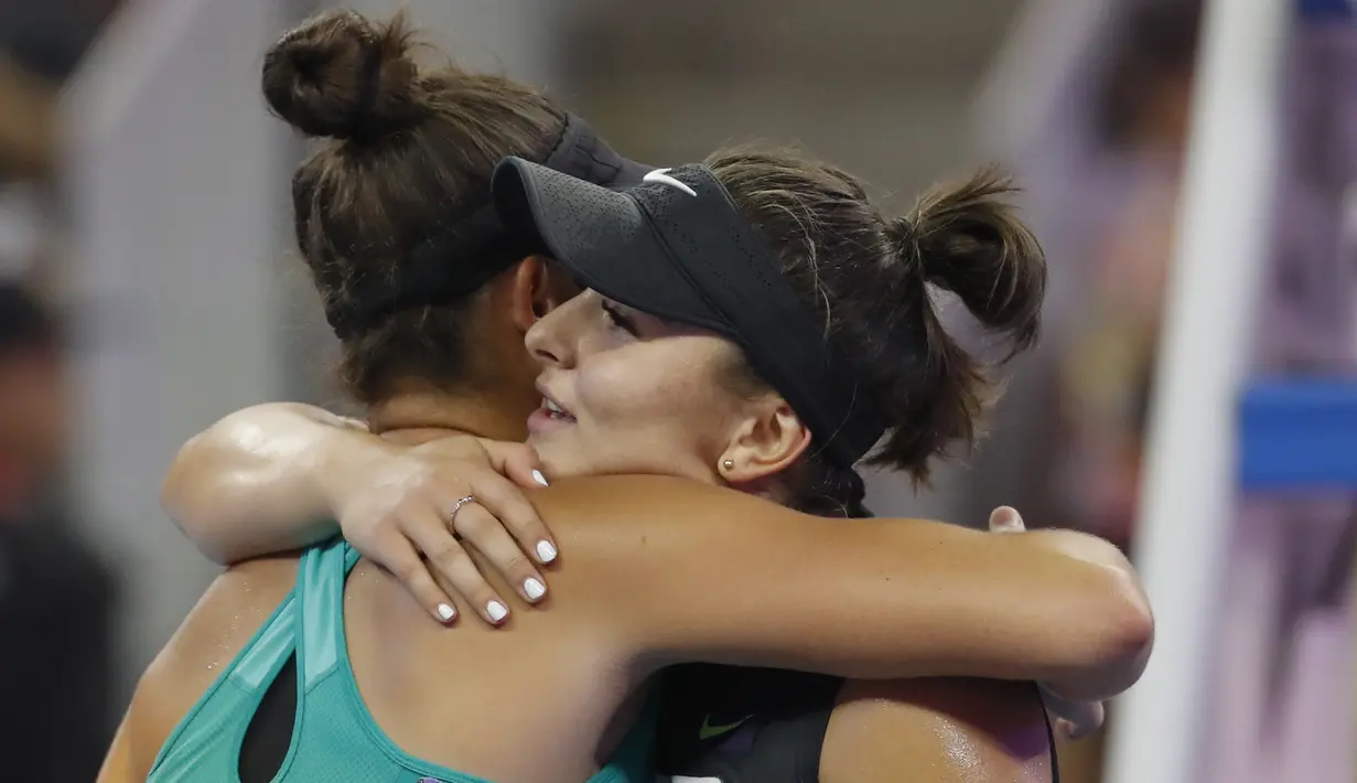 Petenis Kanada, Bianca Andreescu memeluk Jennifer Brady dari AS pada putaran ketiga tunggal putri kejuaraan tenis China Terbuka 2019 di National Tennis Center, Beijing, China (3/10/2019). Andreescu akan menghadapi mantan petenis nomor satu dunia, Naomi Osaka di perempat final. (AP Photo/Andy Wong)