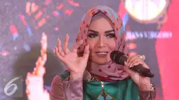 Krisdayanti berbagi tips berbusana yang nyaman saat menghadiri lini busana Lusense KD by Luthy di kawasan Kebon Jeruk, Jakarta, Rabu (5/10). KD mendapat pujian dari Raul Lemos saat tampil dengan hijab. (Liputan6.com/Herman Zakharia)