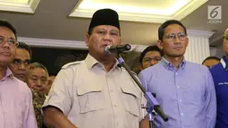 Capres nomor urut 02 Prabowo Subianto (tengah) didampingi cawapres Sandiaga Uno (kanan) saat memberi ketarangan terkait hasil putusan Mahkamah Konstitusi (MK) di Jakarta, Kamis (27/6/2019). Prabowo dan Sandiaga menyatakan menerima putusan MK terkait sengketa Pilpres 2019. (Liputan6.com/Angga Yuniar)