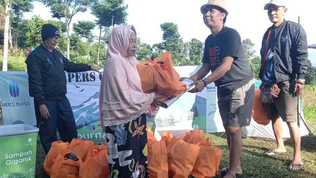 Perwakilan Pers Gas Tipis-Tipis memberikan bantuan
