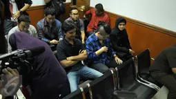 Keluarga Iwan Fals saat menghadiri sidang gugatan manajemen Iwan Fals terhadap promotor acara ‘Kantata Barock’, Jakarta, Rabu, (23/9/2015). Hakim memutuskan untuk menunda persidangan karena berkas yang diajukan belum lengkap. (Liputan6.com/Faisal R Syam)