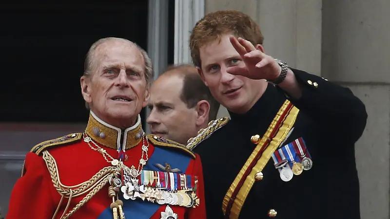 Pangeran Philip dan Pangeran Harry.  (AP Photo/Lefteris Pitarakis, File)