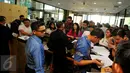 Sejumlah petugas KPK melakukan pendataan keluarga tahanan yang akan membesuk ke ruang tahanan KPK Jakarta, Jumat (17/7/2015). Setidaknya 50 orang memenuhi ruang tunggu untuk mendaftar membesuk keluarga di hari pertama Lebaran. (Liputan6.com/Yoppy Renato)