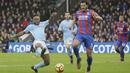 Aksi pemain Manchester City, Raheem Sterling (kiri) saat berebut bola dengan pemain Crystal Palace, James Tomkins pada lanjutan Premier League di Selhurst Park, London, (31/12/2017). Palace tahan Manchester City tanpa gol. (AP/Tim Ireland)