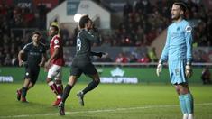 Pemain Manchester City, Leroy Sane membuka keunggulan untuk timnya saat melawan Bristol City pada semifinal Piala Liga Inggris di Ashton Gate stadium, Bristol,(23/1/2018). Manchester City menang 3-2. (Nick Potts/PA via AP)