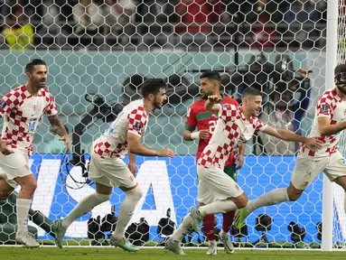 Selebrasi pemain Kroasia setelah Josko Gvardiol (kanan) mencetak gol ke gawang Maroko dalam pertandingan perebutan tempat ketiga di Piala Dunia 2022 yang berlangsung di Khalifa International Stadium, Doha, Sabtu (17/12/2022). (AP Photo/Andre Penner)