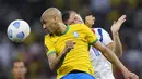 Bek Brasil, Fabinho berebut bola dengan pemain Paraguay, Braian Samudio pada laga Kualifikasi Piala Dunia 2022 zona CONMEBOL di stadion Mineirao di Belo Horizonte, Brasil, Rabu (2/2/2022). Brasil menang atas Paraguay 4-0. (AP Photo/Andre Penner)
