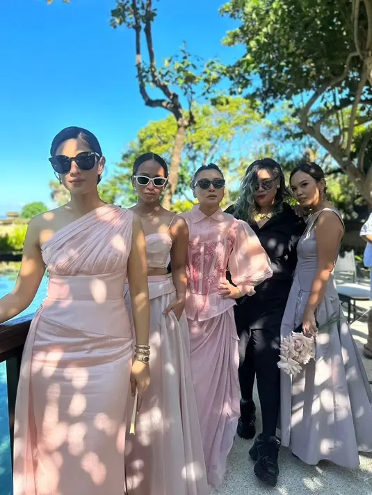 Melalui unggahan video Dian Sastro dan Sapto sendiri, diperlihatkan proses pembuatan, inspirasi, hingga hasil akhir dari gaun tersebut. Foto: Instagram.