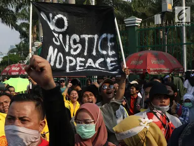 Sejumlah mahasiswa dari berbagai perguruan tinggi di Jakarta melakukan aksi unjuk rasa di depan Kompleks Parlemen RI, Senin (16/9/2019). Dalam aksinya, mereka menolak berbagai RUU yang sedang adan akan dibahas oleh para anggota dewan. (Liputan6.com/Helmi Fithriansyah)