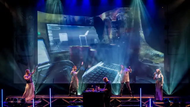 Holly Herndon, penyanyi perempuan yang menggabungkan unsur kecerdasan buatan manusia atau A.I di dalam musiknya tampil di Victoria Theater pada hari ke-1 dan ke-2 perhelatan Singapore International of Arts (SIFA) 2022 (Doc: Tim Holly Herndon)