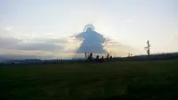 Awan besar yang diyakini berbentuk malaikat melayang di langit Slowakia (Metro.co.uk)