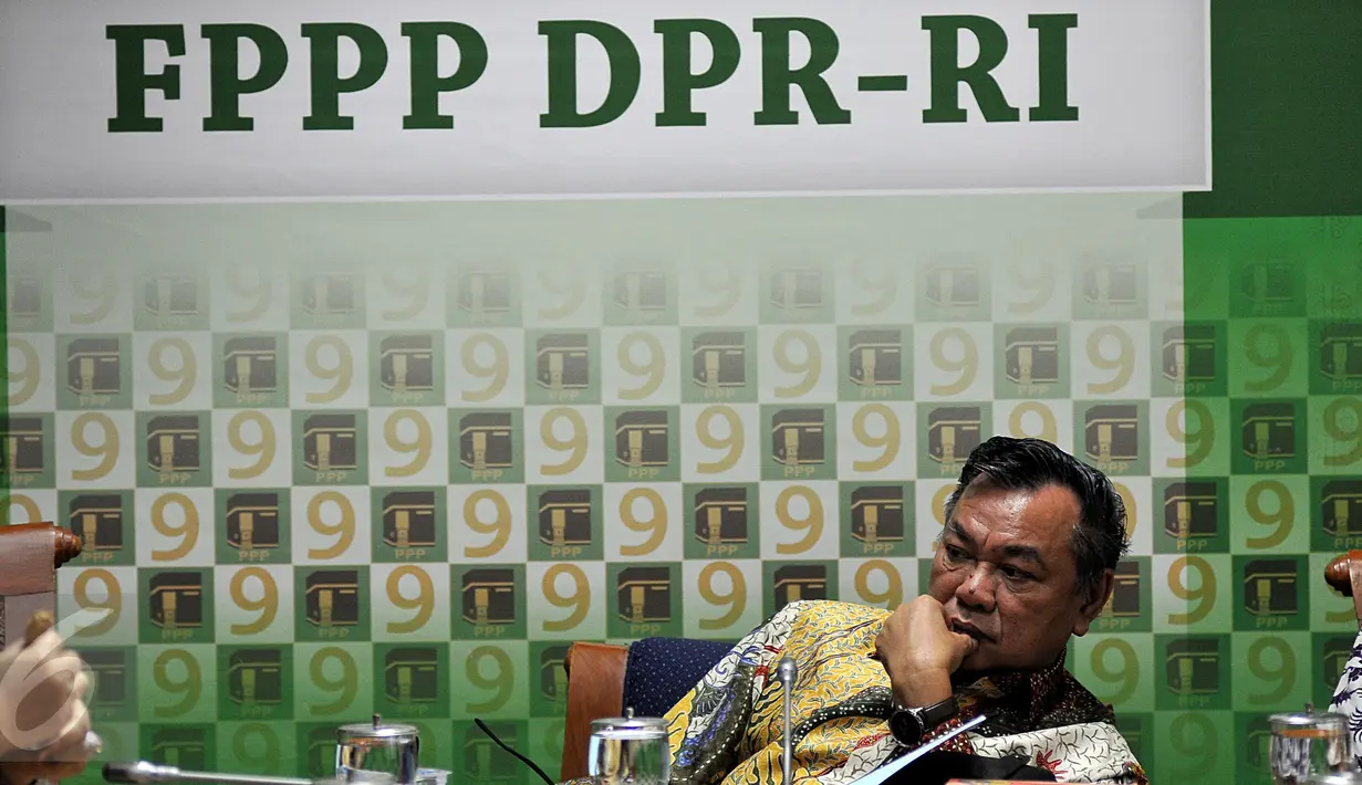 Ketua F-PPP Hasrul Azwar ketika konferensi pers atas kabar ditangkapnya politikus PPP Ivan Haz terkait narkoba, di Jakarta, Selasa (23/2). F-PPP mengaku kesulitan mengonfirmasi langsung ke putra mantan wapres Hamzah Haz itu. (Liputan6.com/Johan Tallo)