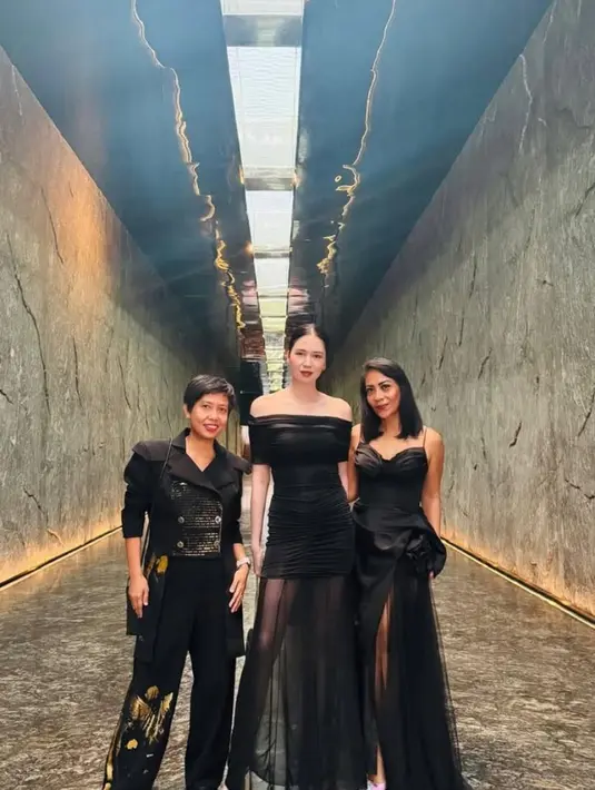 Laura Basuki tampil effortless elegan dengan off shoulder dress hitam dengan detail see-through dari tulle pada bagian rok-nya. Pulasan makeup bold yang berfokus pada aplikasi lipstik merah gelap menambah kesan elegansi pada penampilannya. [@laurabas].