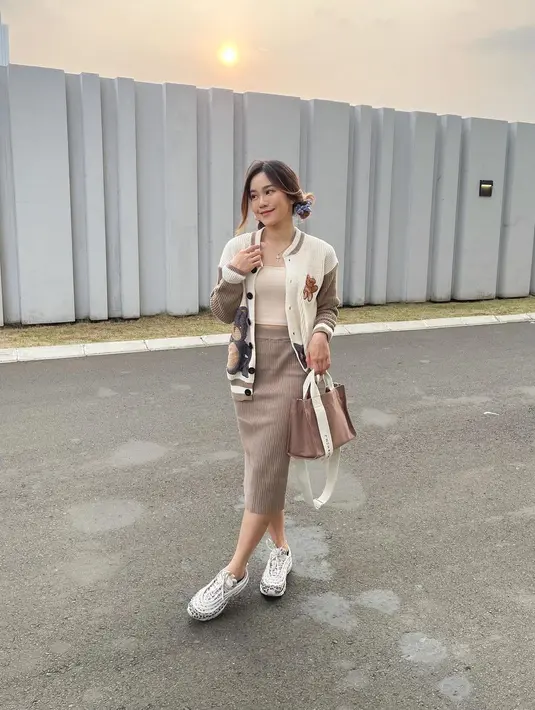 <p>Perpaduan rok span, sneakers, dan jaket knit ala Jessica Jane jadi inspirasi outfit sehari-hari.</p>