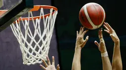 Tampak tangan dari pebasket Satria Muda Pertamina berebut bola dengan pebasket Rans PIK Basketball pada laga IBL 2022 di Hall Basket GBK, Jakarta, Rabu (19/01/2022). Satria Muda menang dengan skor 64-32. (Bola.com/M Iqbal Ichsan)