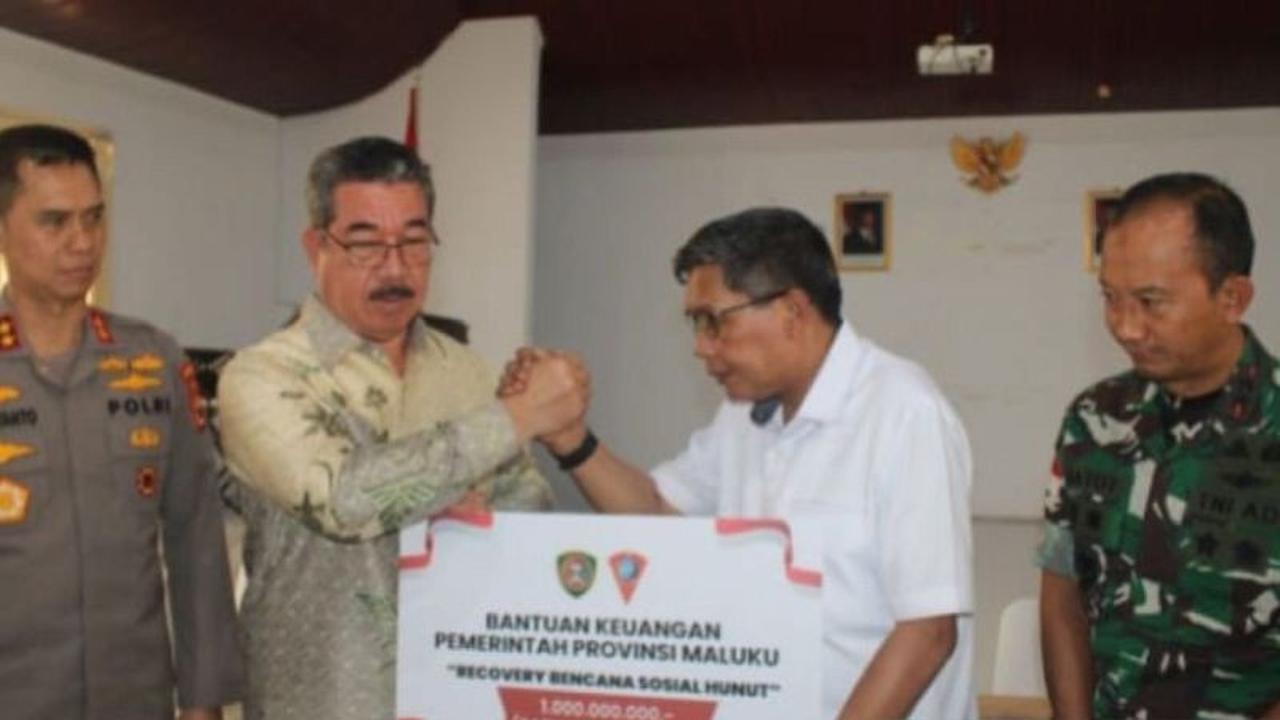 Tahukah Anda? Gubernur Maluku Serahkan Rp2 Miliar untuk Bantuan Bencana Sosial, Bukti Cepat Tanggap Pemprov!