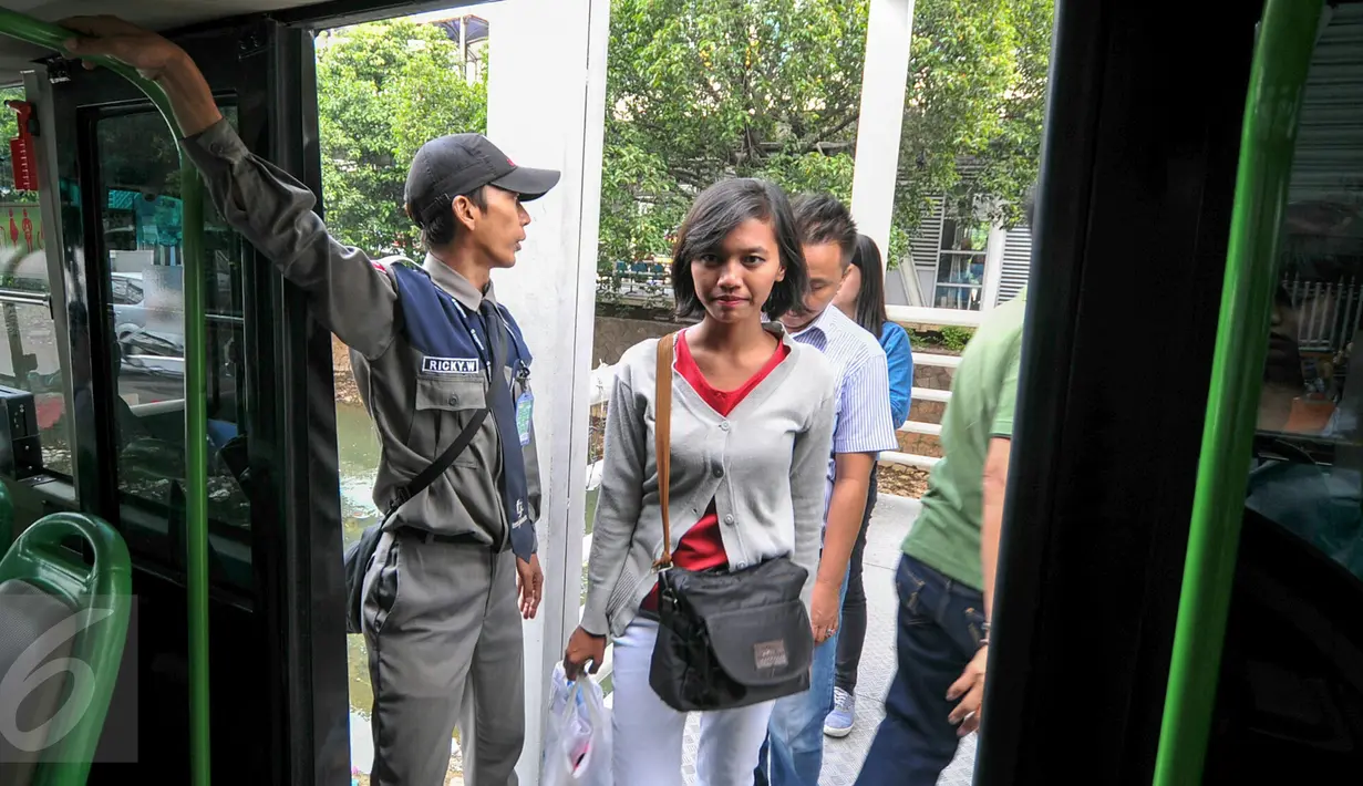 Penumpang saat hendak menaiki bus BKTB tujuan PIK dari Halte Harmoni, Jakarta, Senin (4/1/2016). Mulai hari Senin (4 Januari 2016) tarif BKTB yang semula Rp 6.000 turun menjadi Rp 3.500. (Liputan6.com/Yoppy Renato)