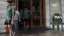 Pemain Timnas Indonesia, Bagas Adi, keluar dari Hotel Al Meroz, Bangkok, Kamis, (15/11). Hotel bernuansa Islami itu menjadi tempat penginapan Indonesia jelang laga Piala AFF 2018 melawan Thailand. (Bola.com/M. Iqbal Ichsan)