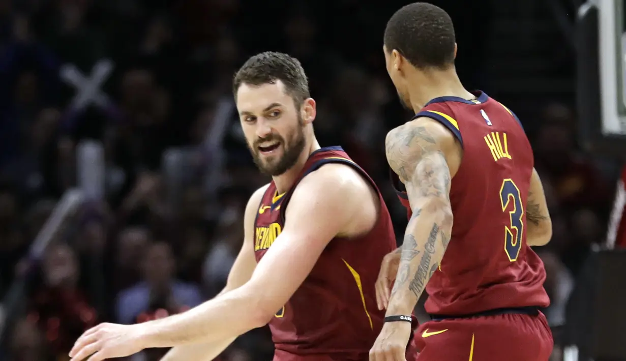 Dua pemain Cleveland Cavaliers merayakan kemenangan saat melawan Toronto Raptors pada lanjutan NBA basketball game di Quicken Loans Arena, (21/3/2018) Cleveland. Cavs menang 132-129. (AP/Tony Dejak)