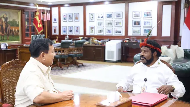 Menteri Pertahanan (Menhan) Prabowo Subianto, menerima kunjungan Ketua Lembaga Masyarakat Adat Tanah Papua, Lenis Kogoya di kantor Kementerian Pertahanan (Kemhan), Jakarta.