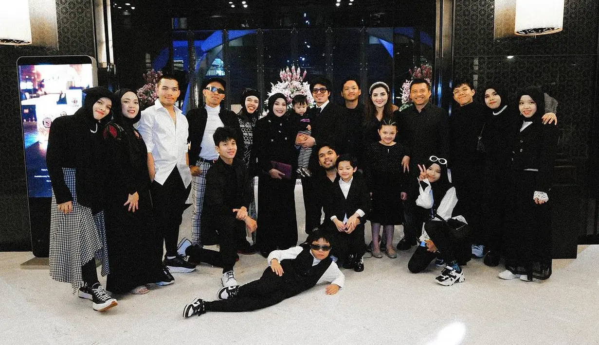 Perayaan yang kontras digelar di hotel bintang lima bersama keluarga besar dengan outfit bernuansa hitam [@aurelhermansyah]
