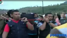 Kejadian berawal saat korban bernama Putu dan anaknya tengah mengendarai motor dan tiba-tiba mesin motor mati di dekat tembok tersebut.