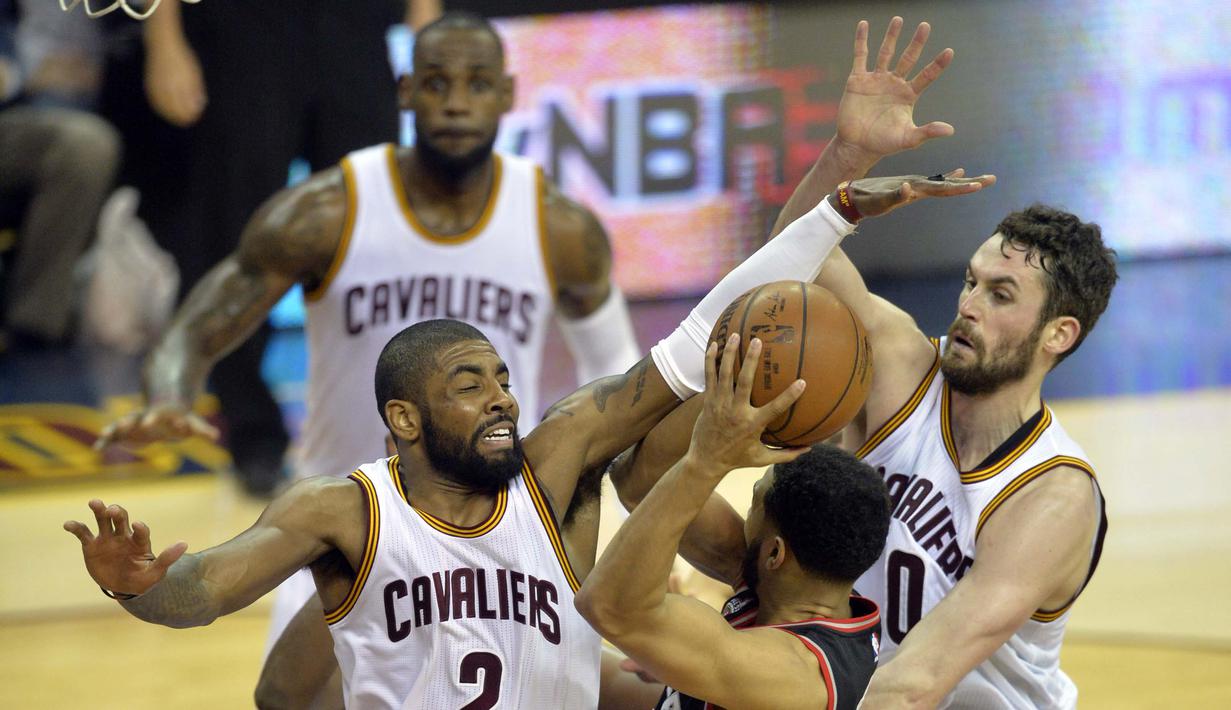 Pemain Raptors, Cory Joseph (6), berusaha melewati hadangan para pemain Cleveland Cavaliers pada Final Wilayah Timur, NBA Playoffs 2016 di Quicken Loans Arena, Cleveland, Rabu (18/5/2016) WIB. Cavs menang 115-84. (David Richard-USA TODAY Sports/Reuters)