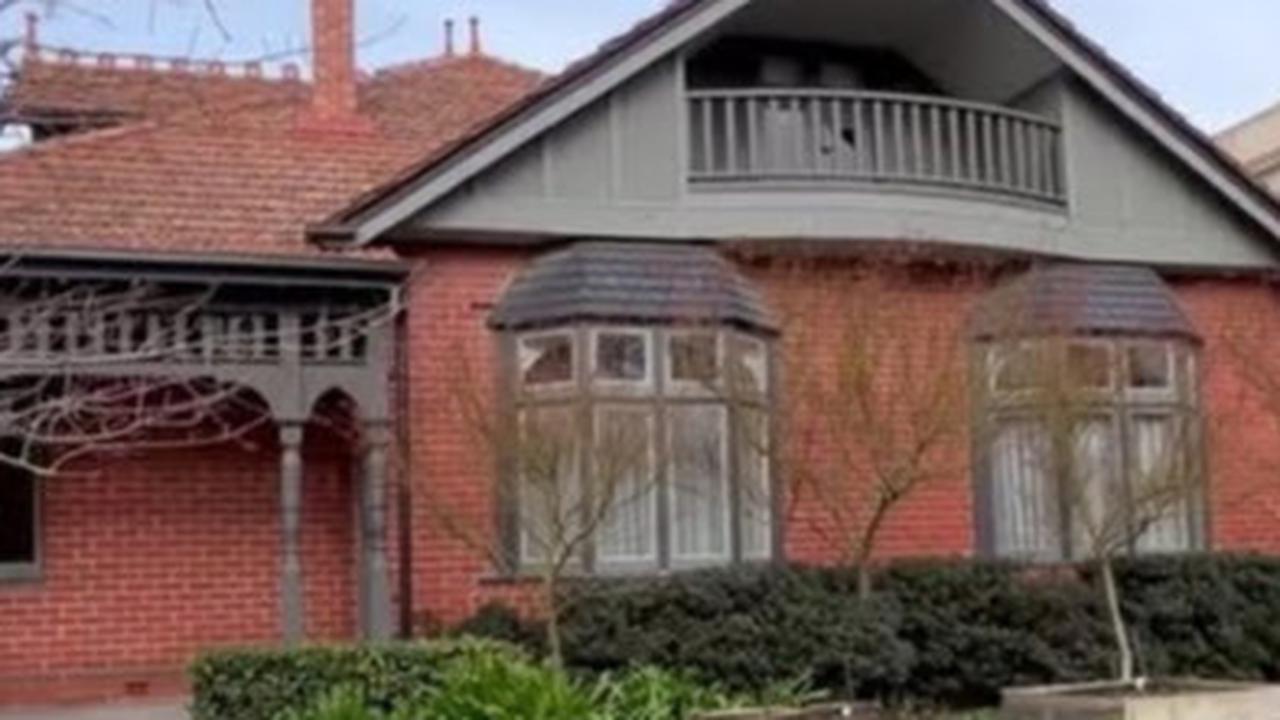 6 Potret Rumah Mewah Sandra Dewi di Australia Senilai Rp271 Miliar, Dapur Super Luas & Ada Lapangan Basket