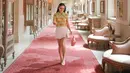 Penampilan Shandy Aulia bak remaja di foto ini mengenakan outfit berwarna pastel. Ia mengenakan atasan berkerah lengan pendek bermotif pita, berwarna hijau-oranye yang gemas, dipadunya dengan mini skirt putih. [Foto: Instagram/shandyaulia]